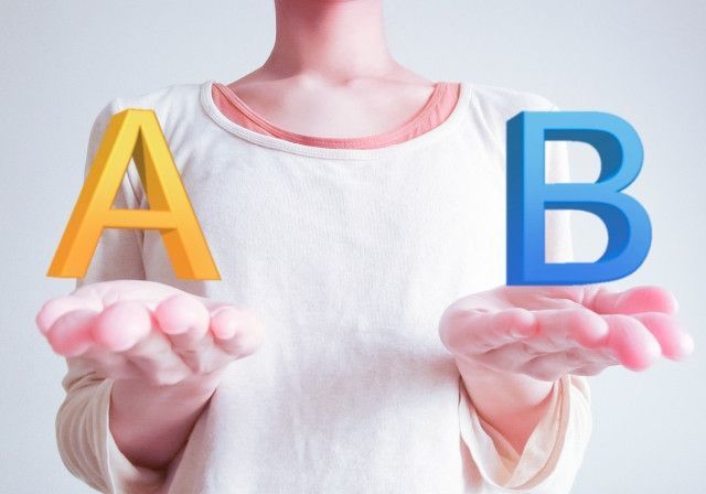 AとBを比べる女性